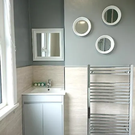 Entire 2-bedroom House With Garden * יורק
