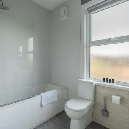 Entire 2-bedroom House With Garden Casa de Férias *