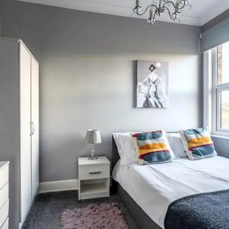 Prázdninový dům Entire 2-bedroom House With Garden