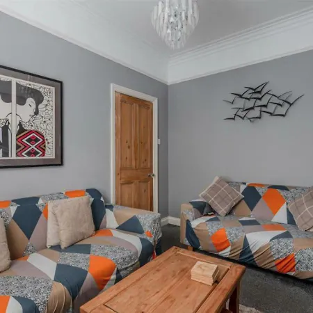 Entire 2-bedroom House With Garden York