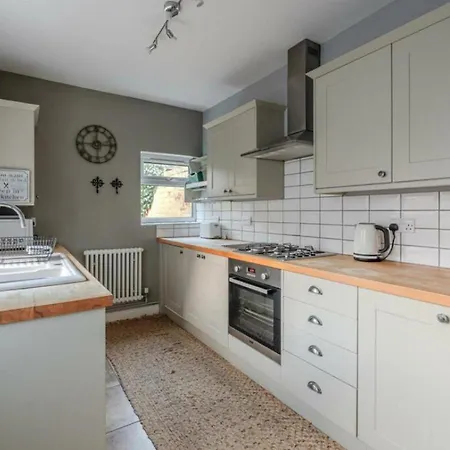 Entire 2-bedroom House With Garden Prázdninový dům