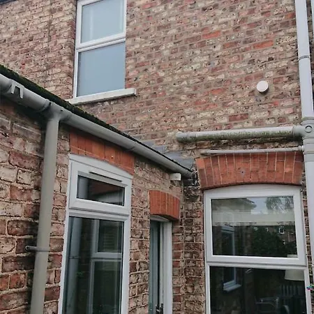 Entire 2-bedroom House With Garden York