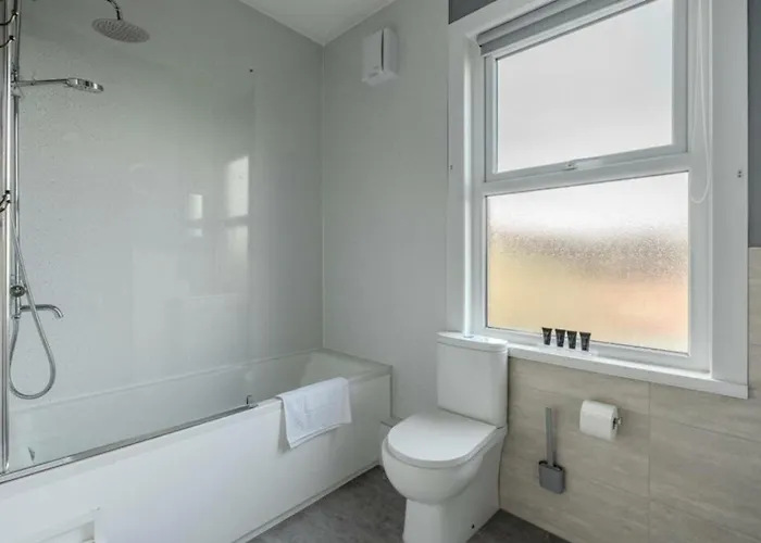 Entire 2-bedroom House With Garden Сasa de vacaciones *