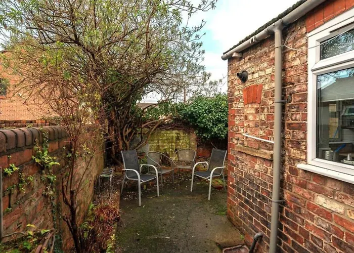 Entire 2-bedroom House With Garden Сasa de vacaciones York