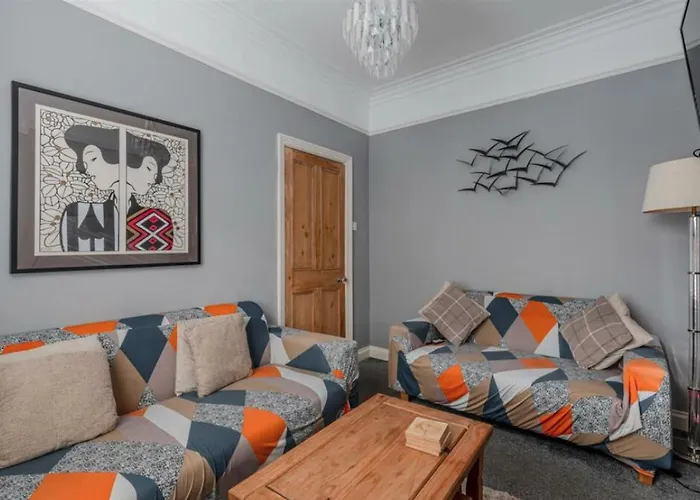 Entire 2-bedroom House With Garden York
