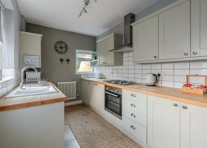 Entire 2-bedroom House With Garden Сasa de vacaciones